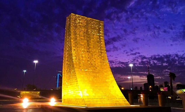 Al-Shaheed-Park-MartyrMonument.jpg