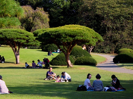 Shinjuku-Gyoen-Picnics.jpg