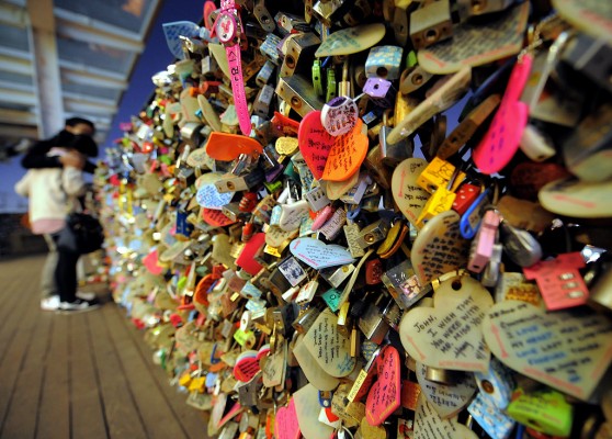 Love-padlocks-N-Seoul-Tower.jpg