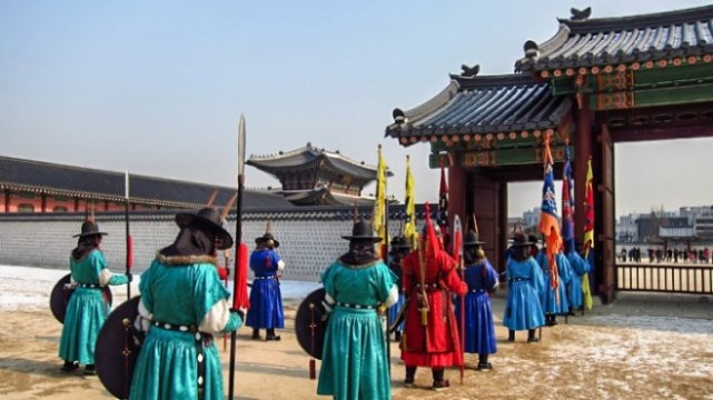 ging_of_the_guard_ceremony_at_gyeongbokgung_palace.jpg