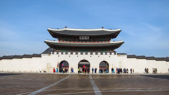 amun_gate_leading_to_gyeongbokgung_palace_in_seoul.jpg