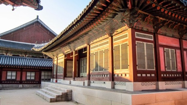 yeonggak_pavilion_at_gyeongbokgung_palace_in_seoul.jpg