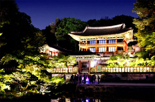 Changdeok-Palace-at-night.jpg