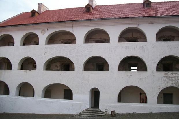 Palanok-Castle-3.jpg