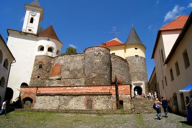 Palanok-Castle-2.jpg