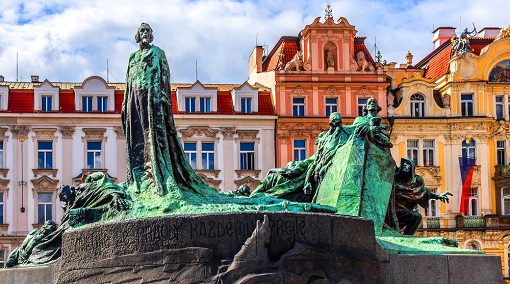 Old-Town-Square-JanHusMemorialstatue.jpg