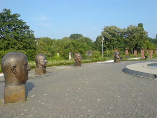 Statues-on-Herastrau-Park.jpg