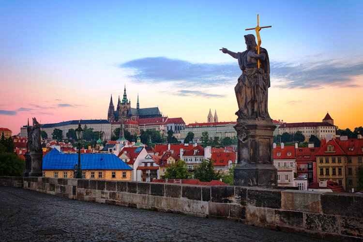 Charles-Bridge-Statues.jpg