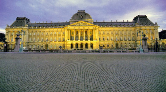 Royal-palace-view-by-night.jpg