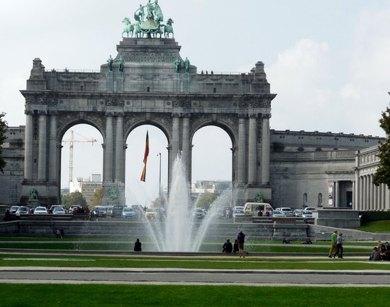 Cinquantenaire-Arch-and-fountain.jpg