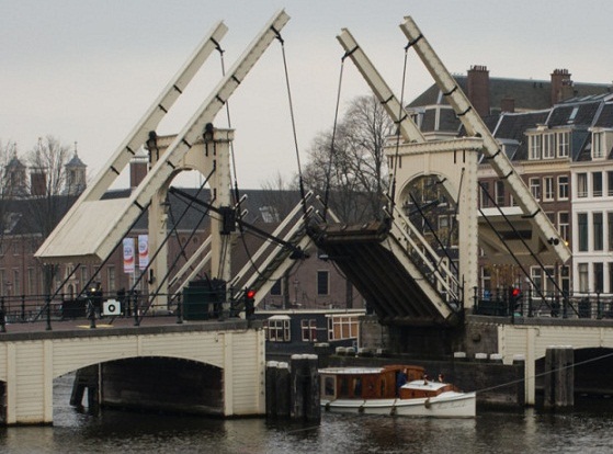 Magere-Brug-Opened.jpg