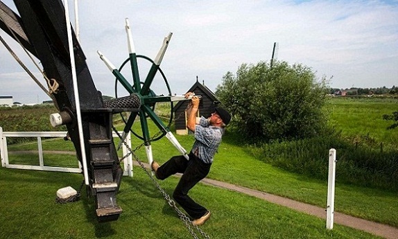 Kinderdijk-Windmills-SetToWork.jpg