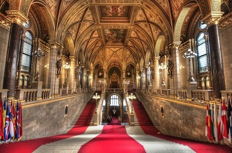 Hungarian-Parliament-Building-InsideTour.jpg