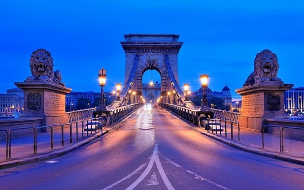 Chain-Bridge-Lion.jpg