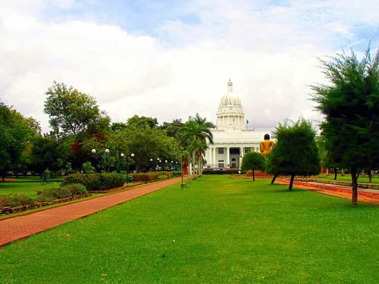 Viharamahadevi-Park-14.jpg