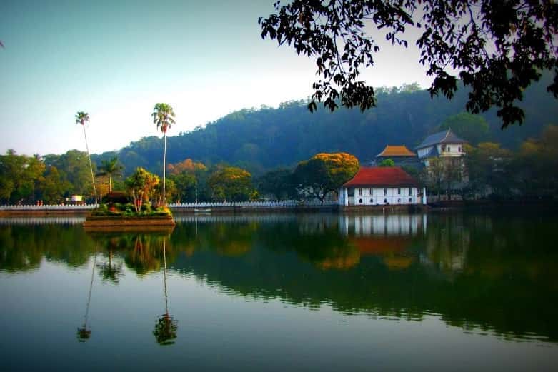 Kandy-Lake-1-min.jpg