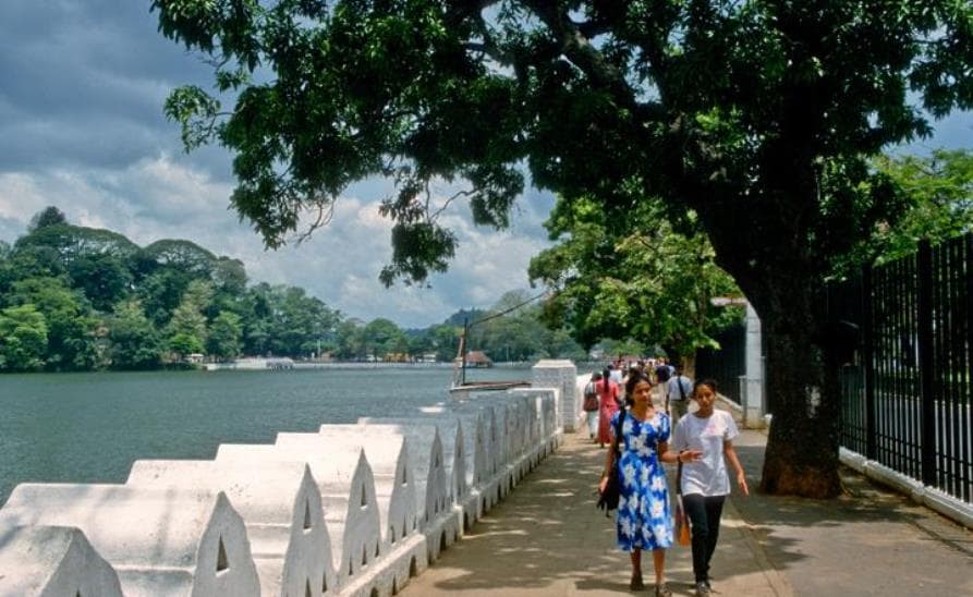 Kandy-Lake-3-min.jpg