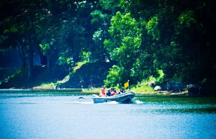 Kandy-Lake-12-min-1.jpg