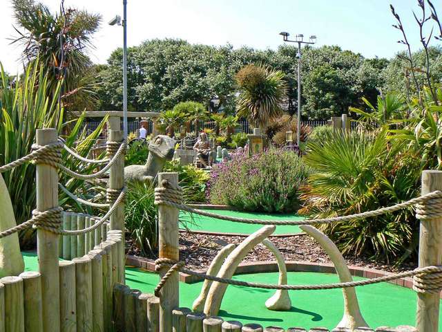 adventure-island-mini-golf-birmingham.jpg