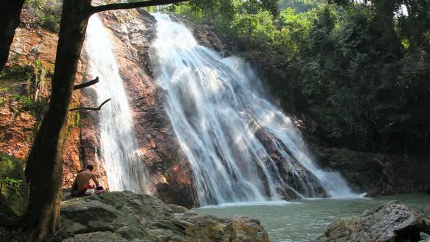 Na-Mueang-Waterfall-1-1.jpg