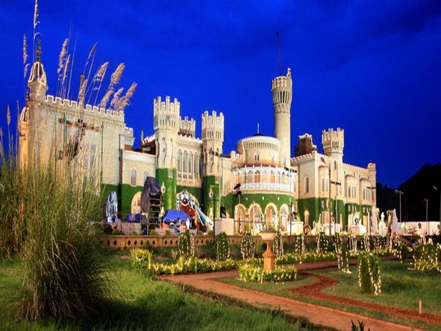Bangalore-Palace-Gardens.jpg