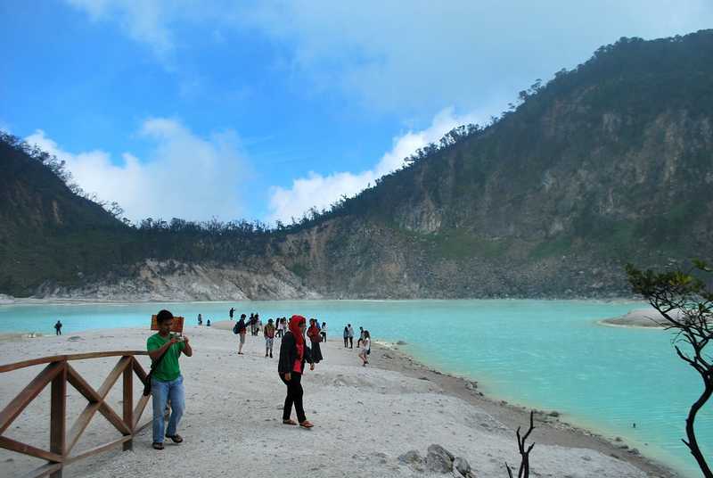 Kawah-Putih-lake-2.jpg