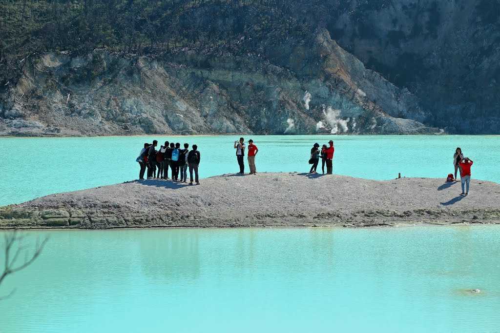 Kawah-Putih-lake-3.jpg