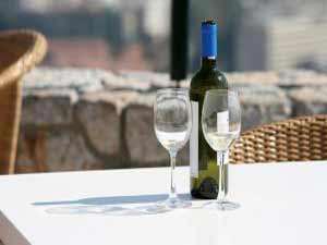 913841_wine_and_glasses.jpg