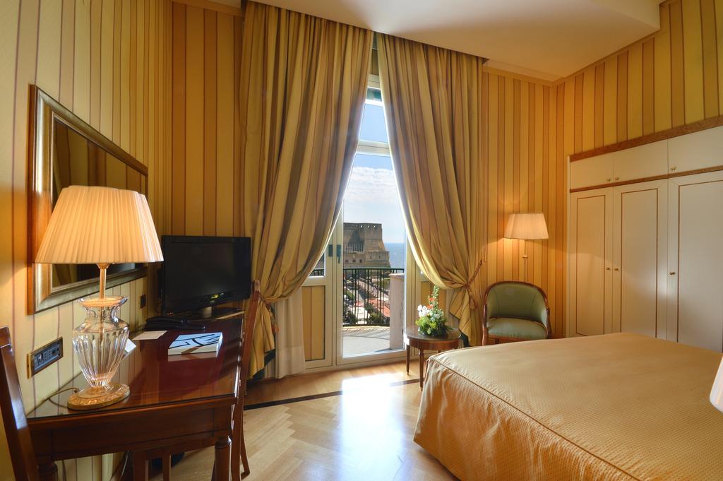 Naples-hotels-1.jpg