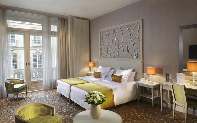 Best-Champs-Elys%C3%A9es-Paris-Hotels-6-1.jpg