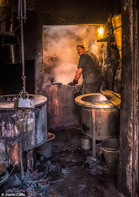 eing_wool_in_a_Marrakesh_souk_-a-123_1550509416522.jpg