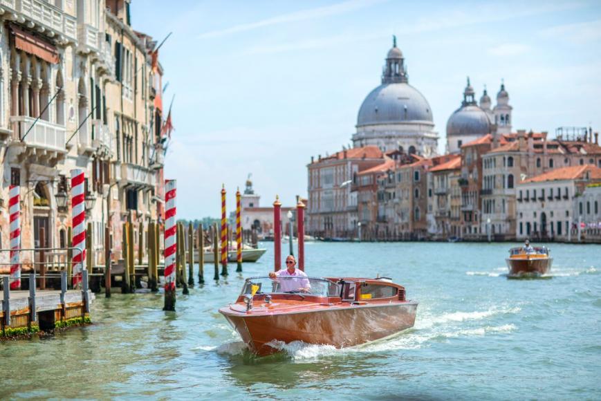 10.-Canal-Grande-Venice-Italy-869x580.jpg