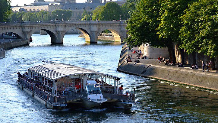 Seine-cruise-during-a-trip-to-Paris.jpg