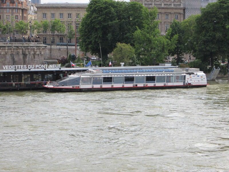 Enjoing-Seine-river-cruise-at-night-Paris.jpg