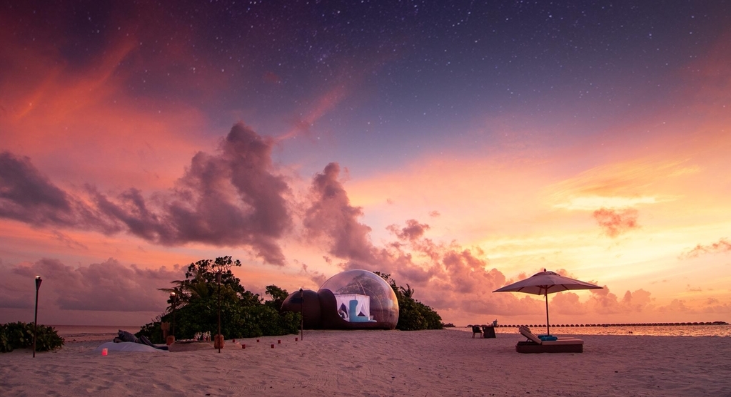 Finolhu-Beach-Bubble-tent-2.jpg