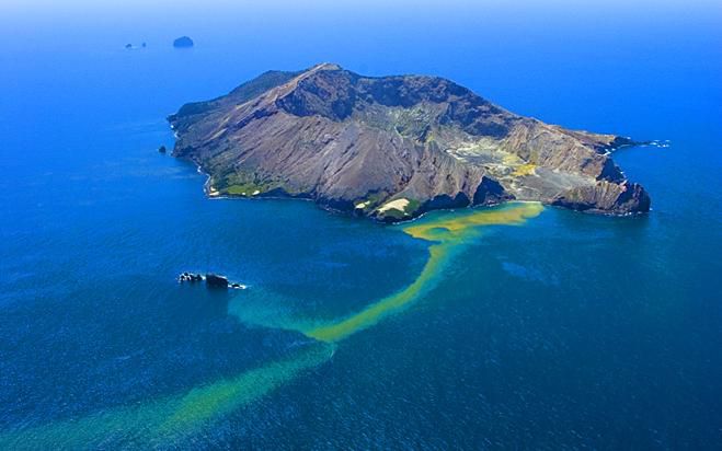 White-Island-is-an-active-andesite-stratovolcano-situated-48-km.jpg