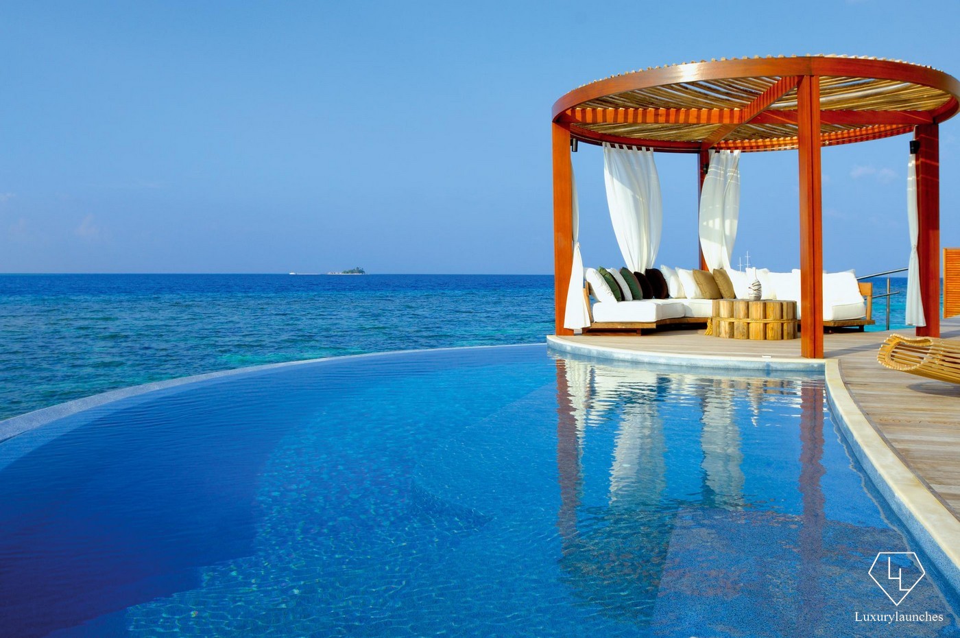 who1585gr-41487-Wow-Ocean-Escape-Private-Pool.jpg