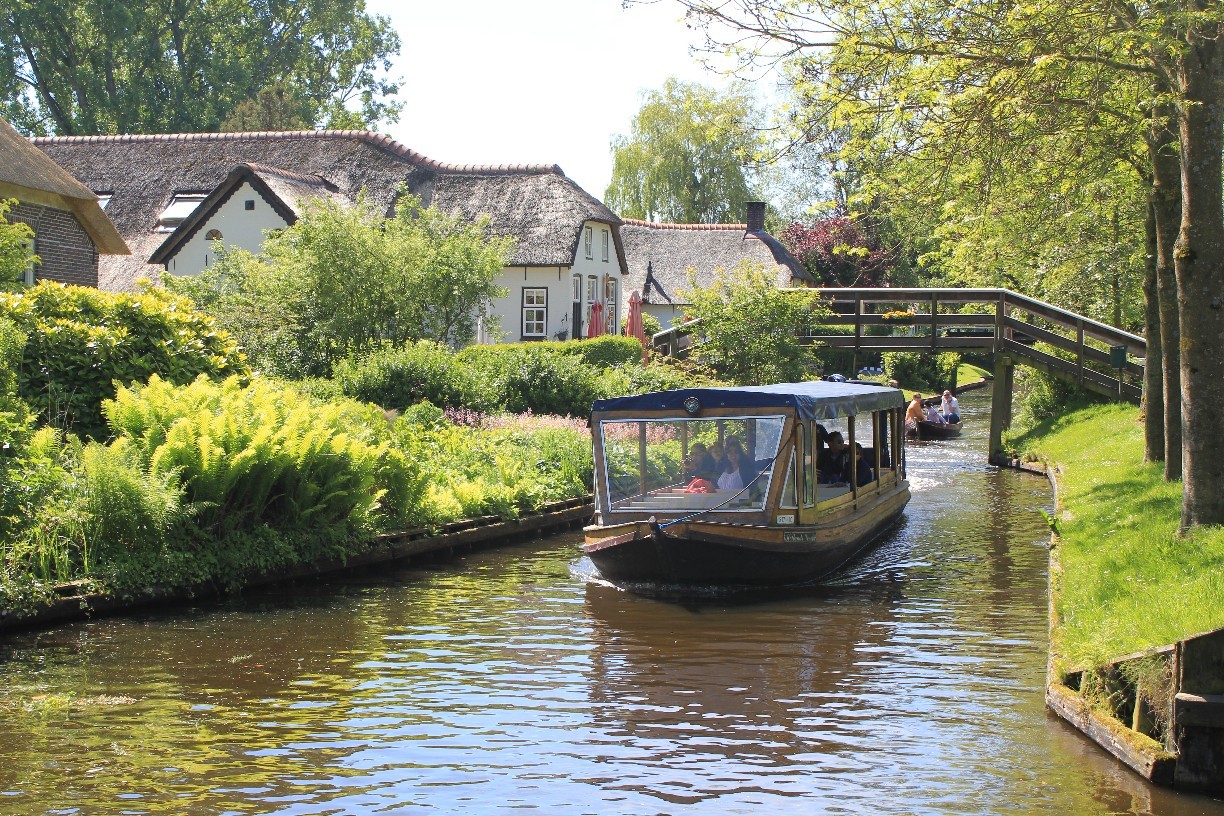 Giethoorn-in-the-Netherlands.jpg