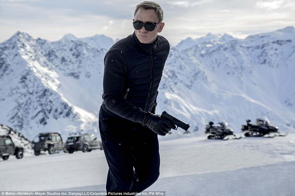 _a_Spectre_action_scene_in_Sold-a-13_1528478319480.jpg