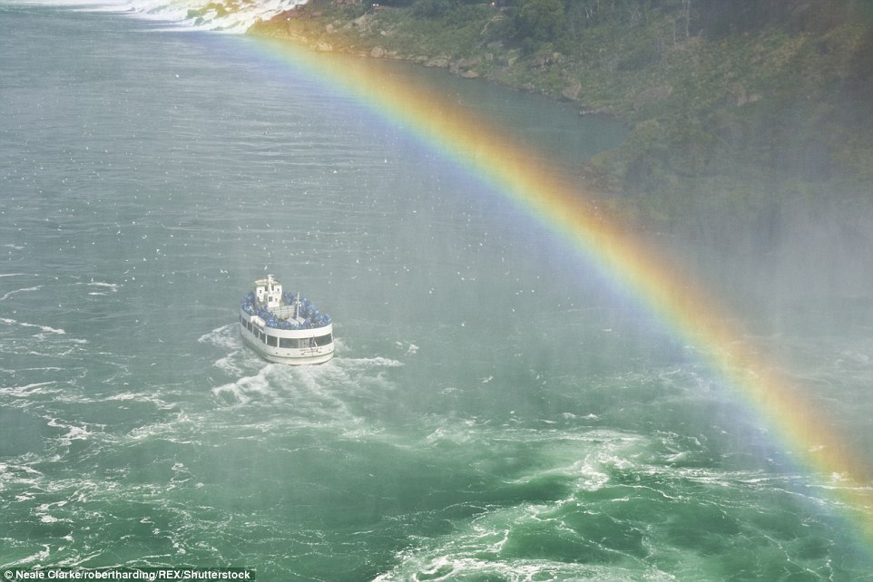 boat_under_the_Horseshoe_Falls_w-a-2_1519026780670.jpg