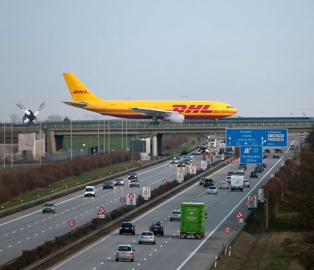 auf-dem-Flughafen-Schkeudiz-ueber-der-Autobahn-A14.jpg