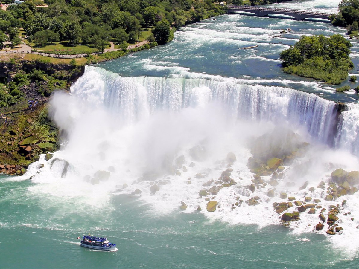 hear-the-view-from-the-canadian-side-is-quite-nice.jpg