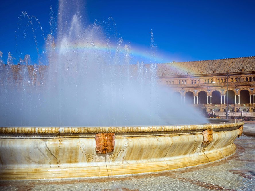 e-ground-the-palaces-fountains-add-to-its-grandeur.jpg