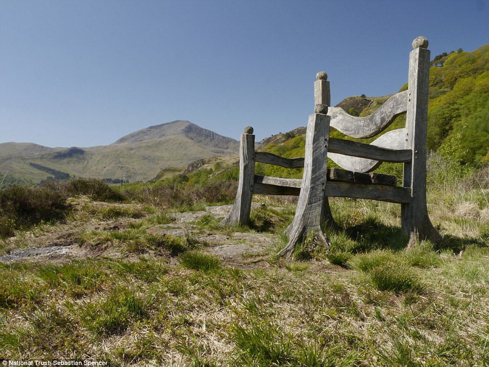 _Beddgelert_in_Snowdonia_Wales-a-302_1509727118721.jpg