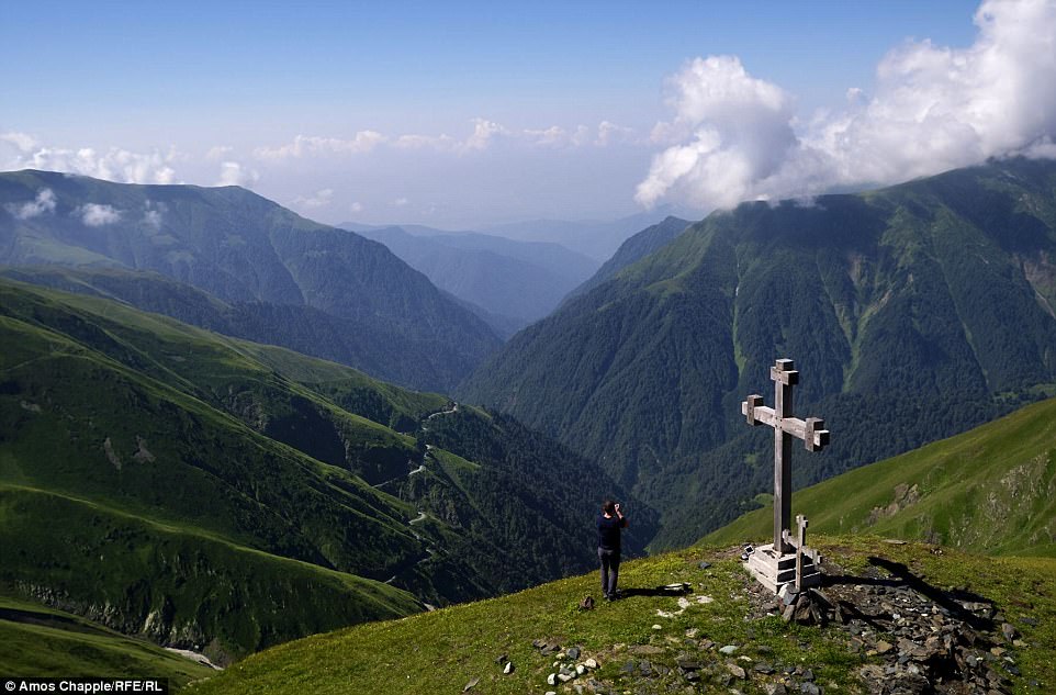 top_of_the_Abano_Pass_is_2_826_-a-15_1503487966109.jpg