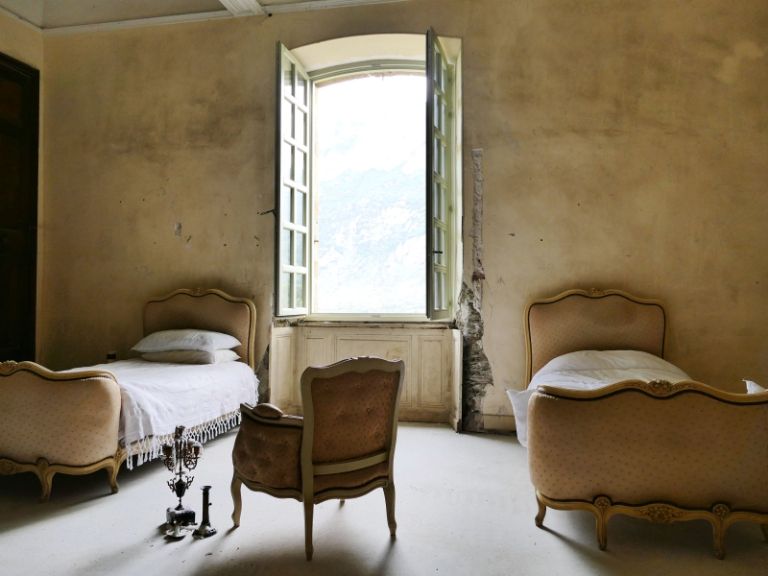 sd-aspect-1491334689-hbz-chateau-gudanes-bedroom2.jpg