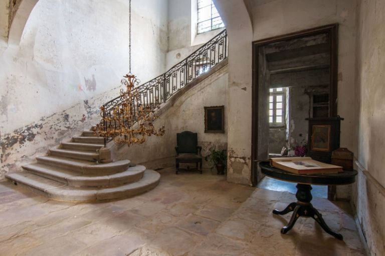 lery-1491335326-hbz-chateau-gudanes-vestibuleafter.jpg