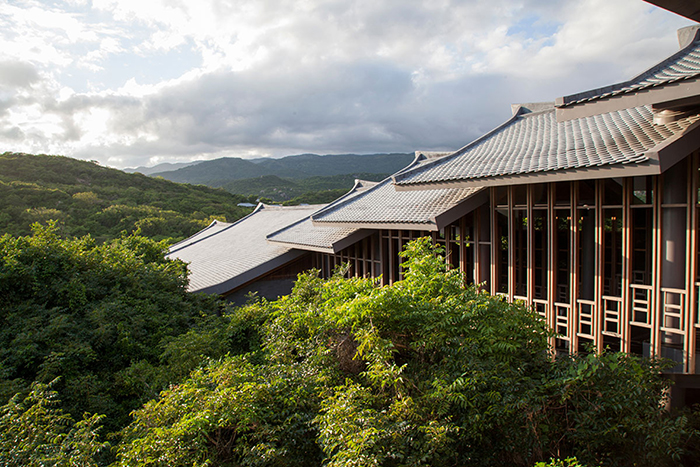 landscape-amanoi-rooftops.jpg