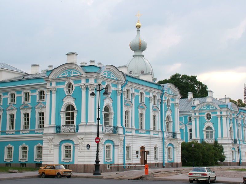 Overlooking-of-saint-petersburg-street.jpg