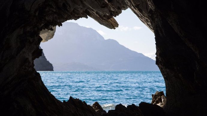 cated-on-lake-general-carrera-in-patagonia-690x388.jpg